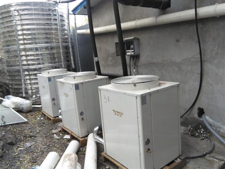 空氣能熱水器工程為什么要設置定溫度補水？